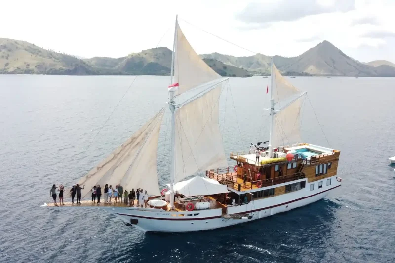 Phinisi with guests sailing between islands