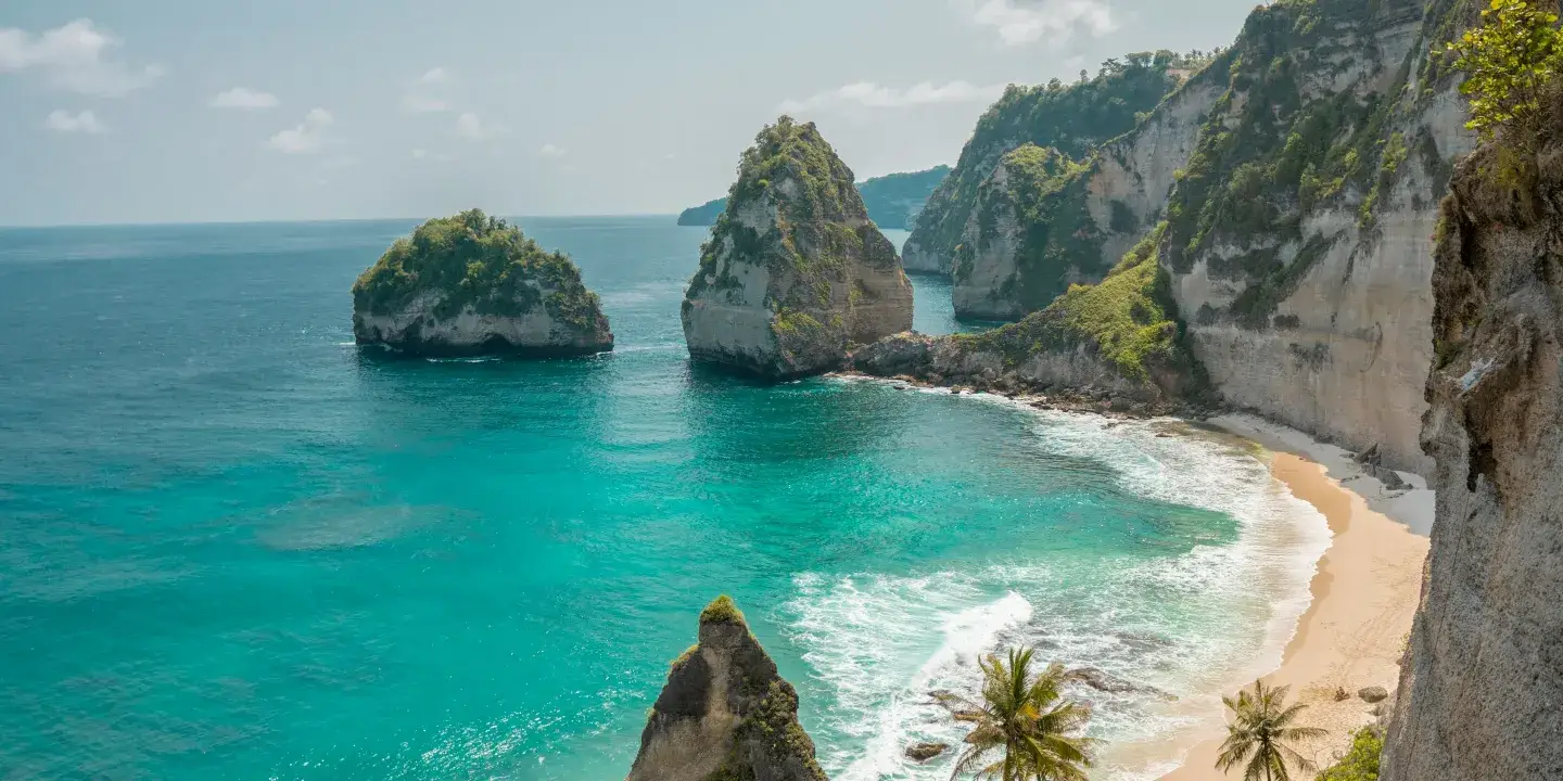 Cliffs and turquoise water on the Nusa Penida coast